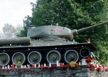Неизвестные обезобразили танк Т-34 в Молдове 76 Неизвестные обезобразили танк Т-34 в Молдове