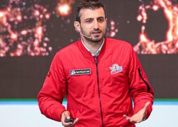Сельчука Байрактара наградили медалью в Азербайджане 20 Сельчука Байрактара наградили медалью в Азербайджане