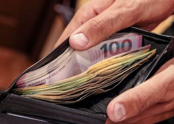 Названа категория работников, которых лишат надбавок и премий к зарплате