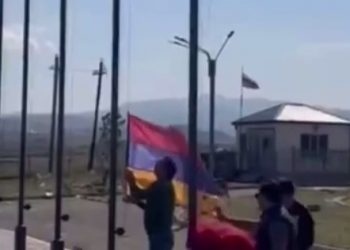 На территории Ходжалинского аэропорта сняли флаг Армении и тряпку сепаратистов (видео) 45 На территории Ходжалинского аэропорта сняли флаг Армении и тряпку сепаратистов (видео)