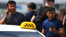 Услуги такси стали менее доступными, горожане чаще начали ходить пешком 