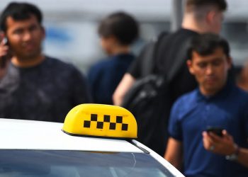 Услуги такси стали менее доступными, горожане чаще начали ходить пешком 