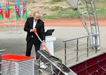 Алиевы заложили фундамент жилого комплекса в Шуше