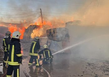 Пожар на рынке строительных материалов в Баку локализован (обновлено, фото и видео)