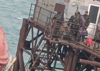 Из-за непогоды эвакуированы работники морских причалов на Каспии (видео) 36 Из-за непогоды эвакуированы работники морских причалов на Каспии (видео)