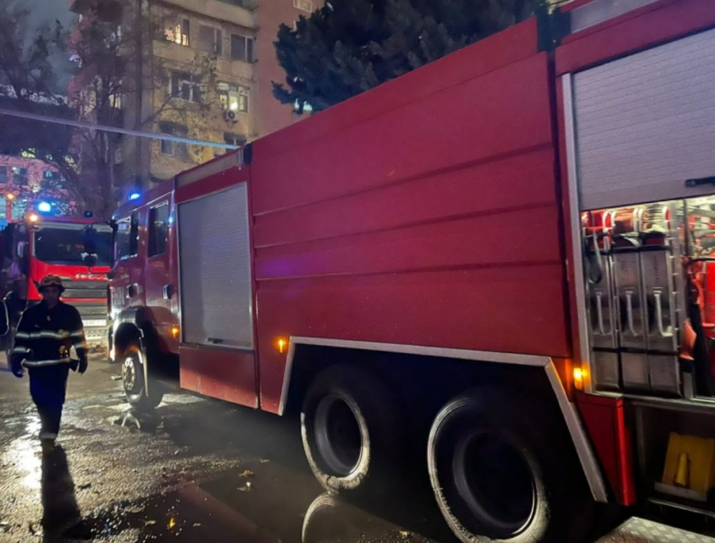 В поселке Мехдиабад жильцов эвакуировали из горящего дома