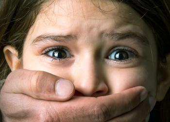 Вводятся штрафы за сокрытие признаков насилия над ребенком