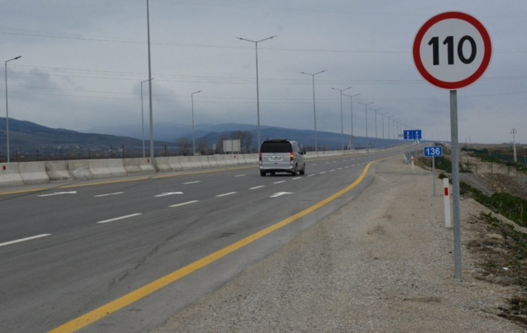 На платной автомагистрали установлены знаки ограничения скорости (фото)