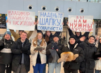 Акмзапрравить рубашку. Надень штаны или одень штаны. Надень штаны или одень штаны. Джинсы с завышенной талией ожидание. Штаны надеты или одеты.