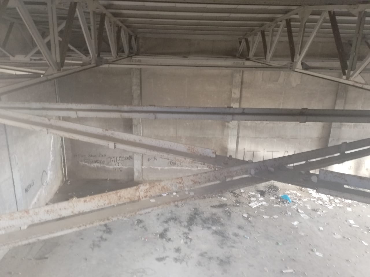 Почему в Ясамальском районе все еще не ликвидирован притон наркоманов и бомжей около школы? (фото)