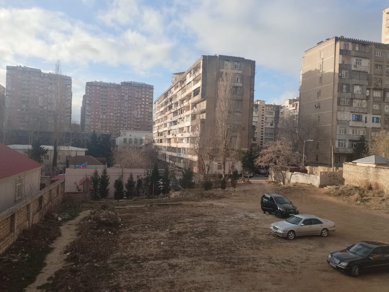 Почему в Ясамальском районе все еще не ликвидирован притон наркоманов и бомжей около школы? (фото)
