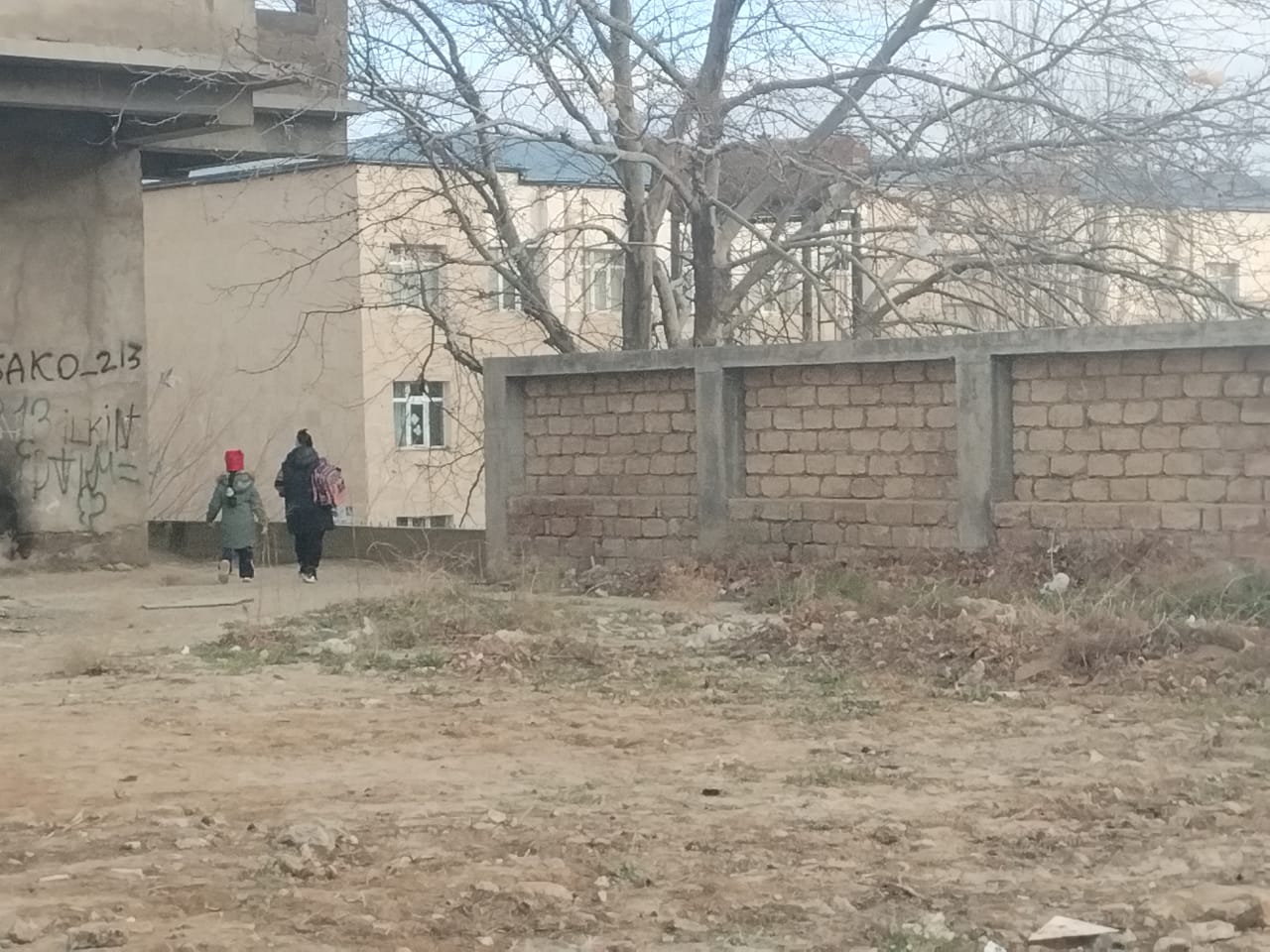Почему в Ясамальском районе все еще не ликвидирован притон наркоманов и бомжей около школы? (фото)