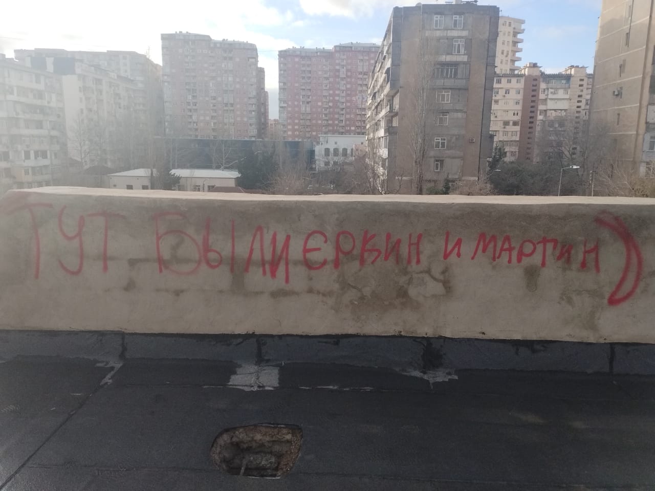 Почему в Ясамальском районе все еще не ликвидирован притон наркоманов и бомжей около школы? (фото)
