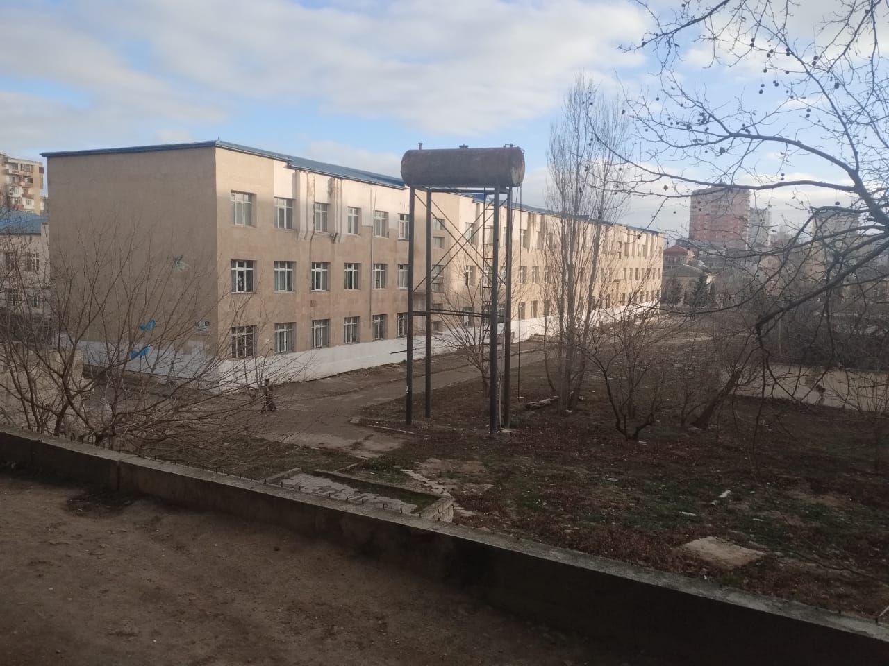 Почему в Ясамальском районе все еще не ликвидирован притон наркоманов и бомжей около школы? (фото)