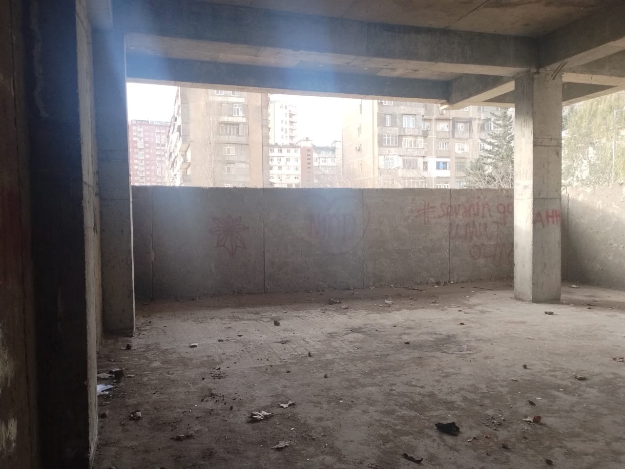 Почему в Ясамальском районе все еще не ликвидирован притон наркоманов и бомжей около школы? (фото)