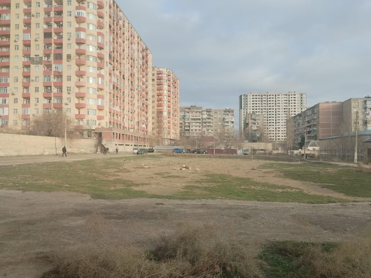 Почему в Ясамальском районе все еще не ликвидирован притон наркоманов и бомжей около школы? (фото)