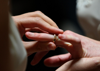 Мужчины в Азербайджане стали чаще брать фамилию жены