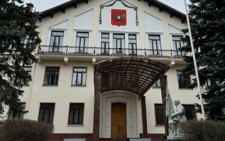 Rusiya səfirliyinə Molotov kokteyli atılıb