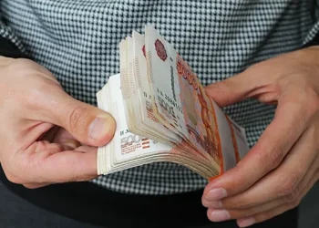 В России мигрантам хотят запретить переводить деньги за границу