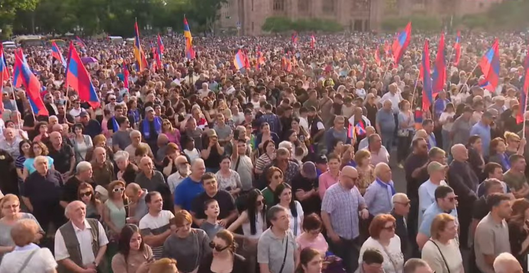 Србазан призвал сторонников митинговать 4 дня без сна и отдыха (обновлено, фото, видео)