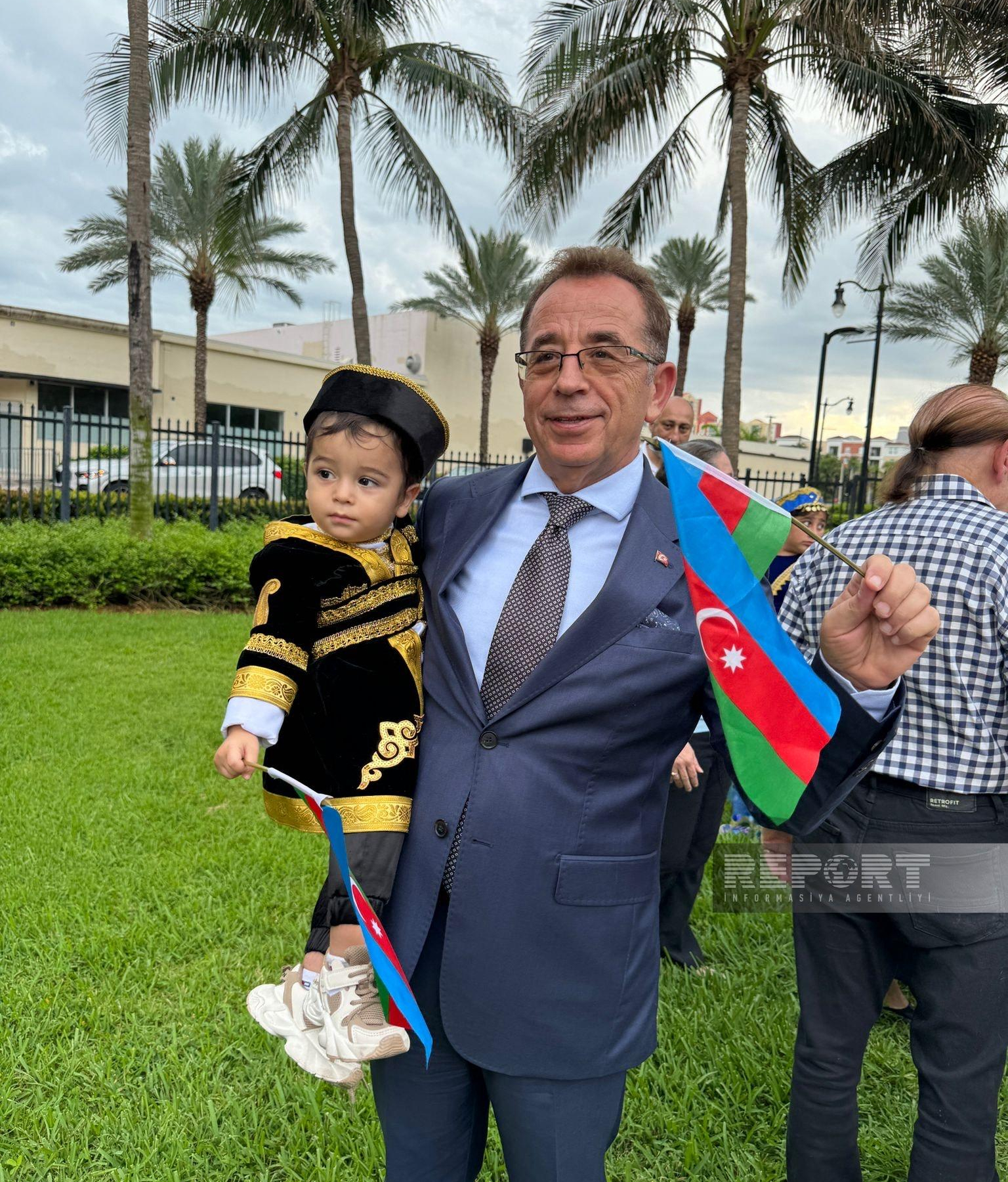 В США по случаю Дня независимости Азербайджана установили мемориальную скамью (фото)