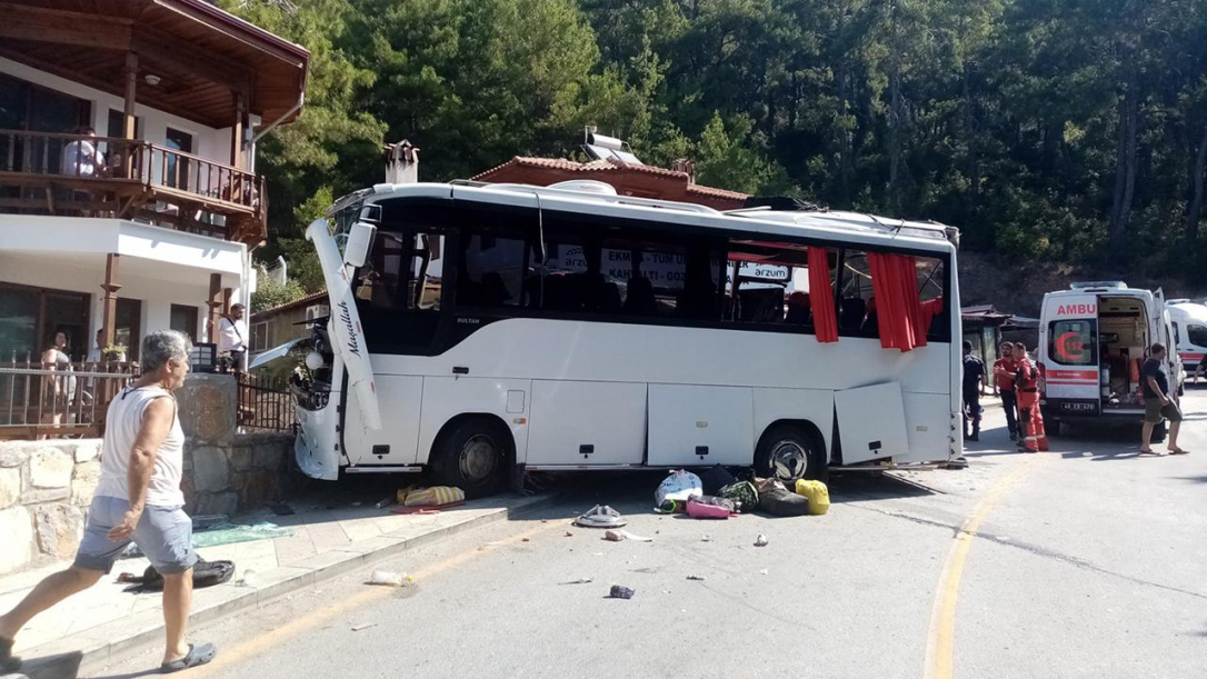 В Турции у автобуса с туристами отказали тормоза: двое погибших и 28 раненых (фото, видео)