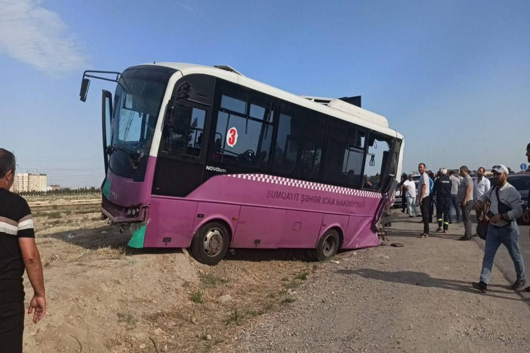 В Сумгайыте автобус столкнулся с фурой, 11 человек пострадали