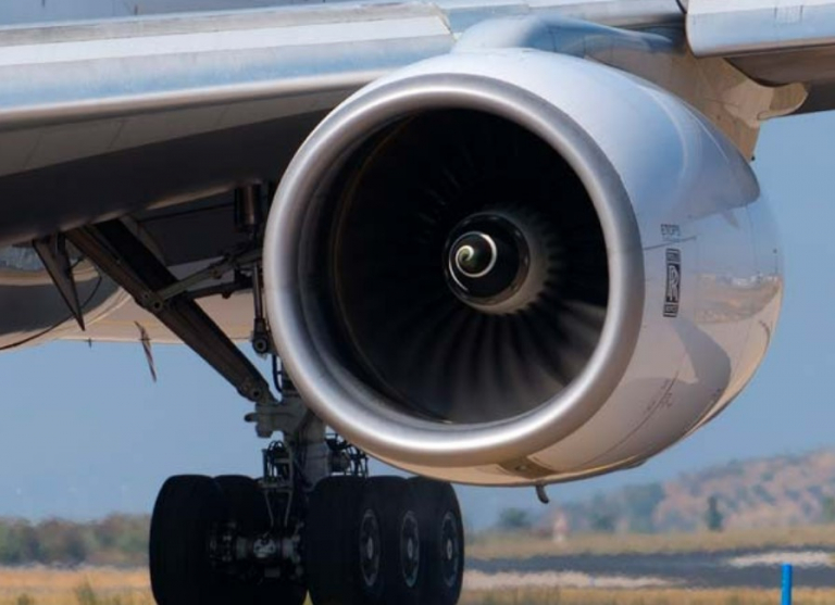 В Иране механика засосало в турбину самолета - Minval.az