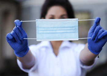 Минздрав призывает граждан носить маски