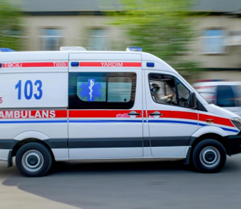 В Баку два человека попали в больницу из-за сильного ветра