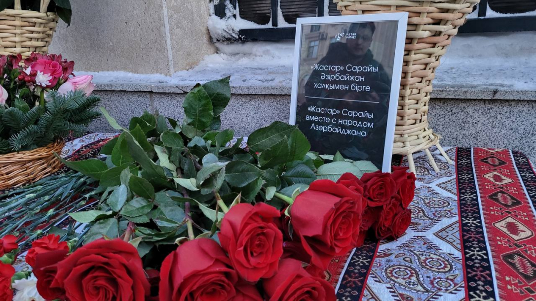 В Актау открыли памятник членам экипажа упавшего самолета AZAL