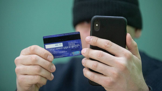 Коварство на работе: в Баку похитили 1200 манатов