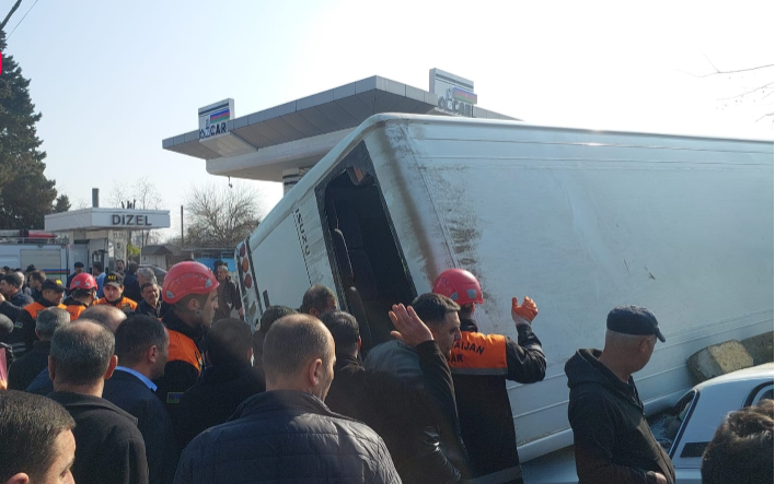 В Лянкяране пассажирский автобус опрокинулся на легковой автомобиль, множество пострадавших