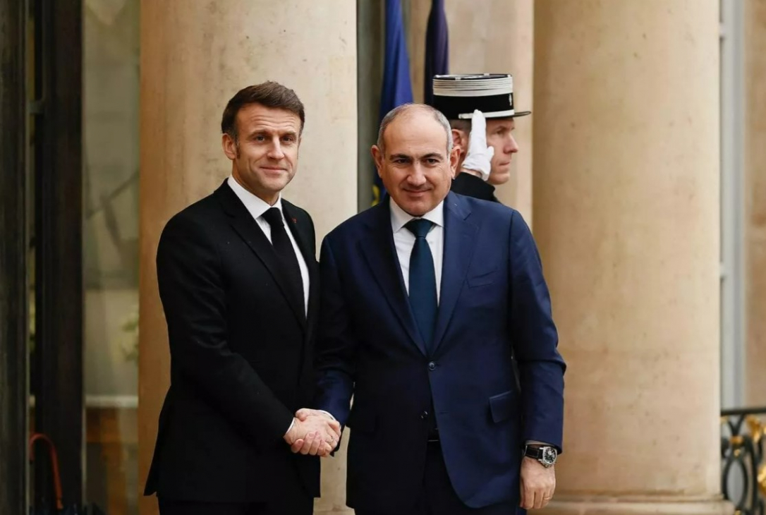 Пашинян оценил с Макроном ситуацию в регионе