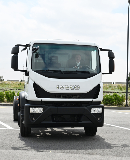 Президент Алиев сел за руль нового грузовика IVECO