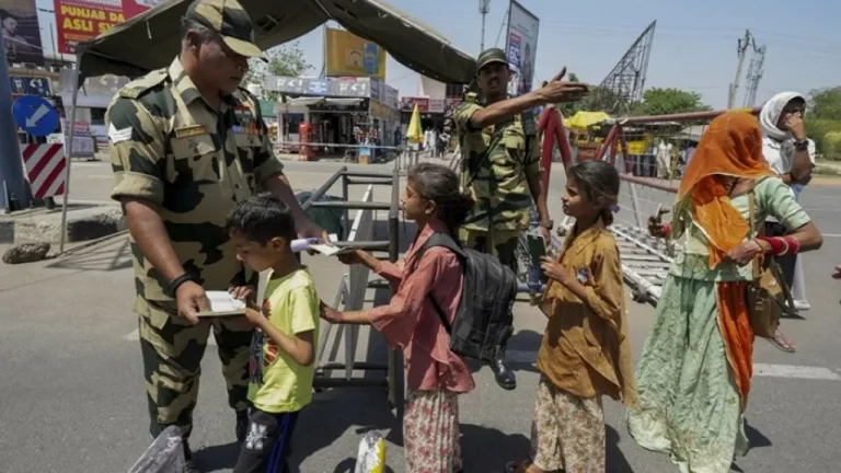 Diplomatlar Hindistanı tərk edirlər