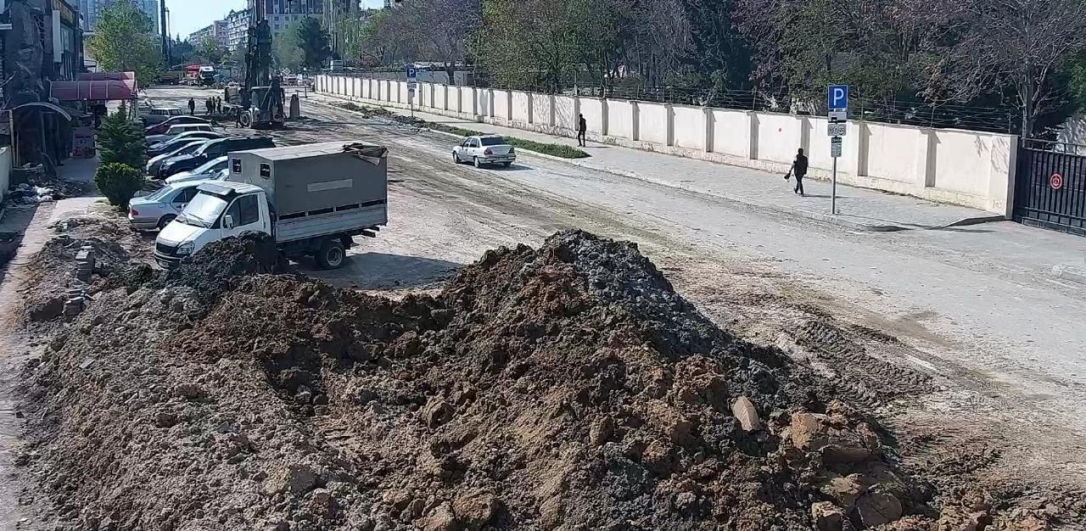 В Баку на ряде дорог ограничено движение из-за ремонтных работ
