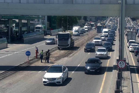 На дорогах Баку затруднено движение транспорта