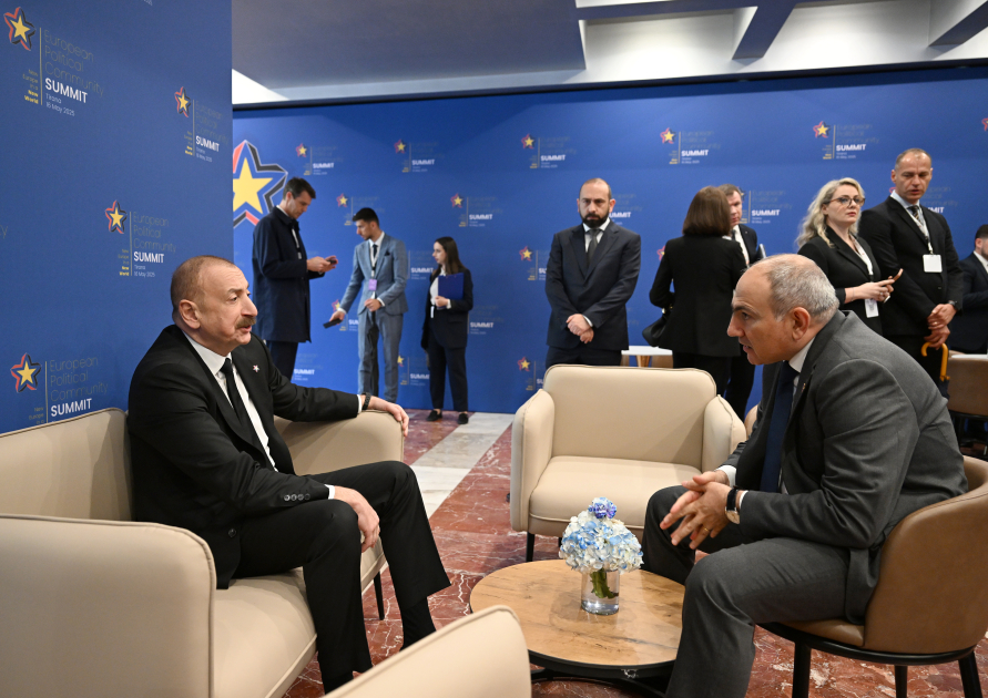 Алиев и Пашинян провели короткую встречу
