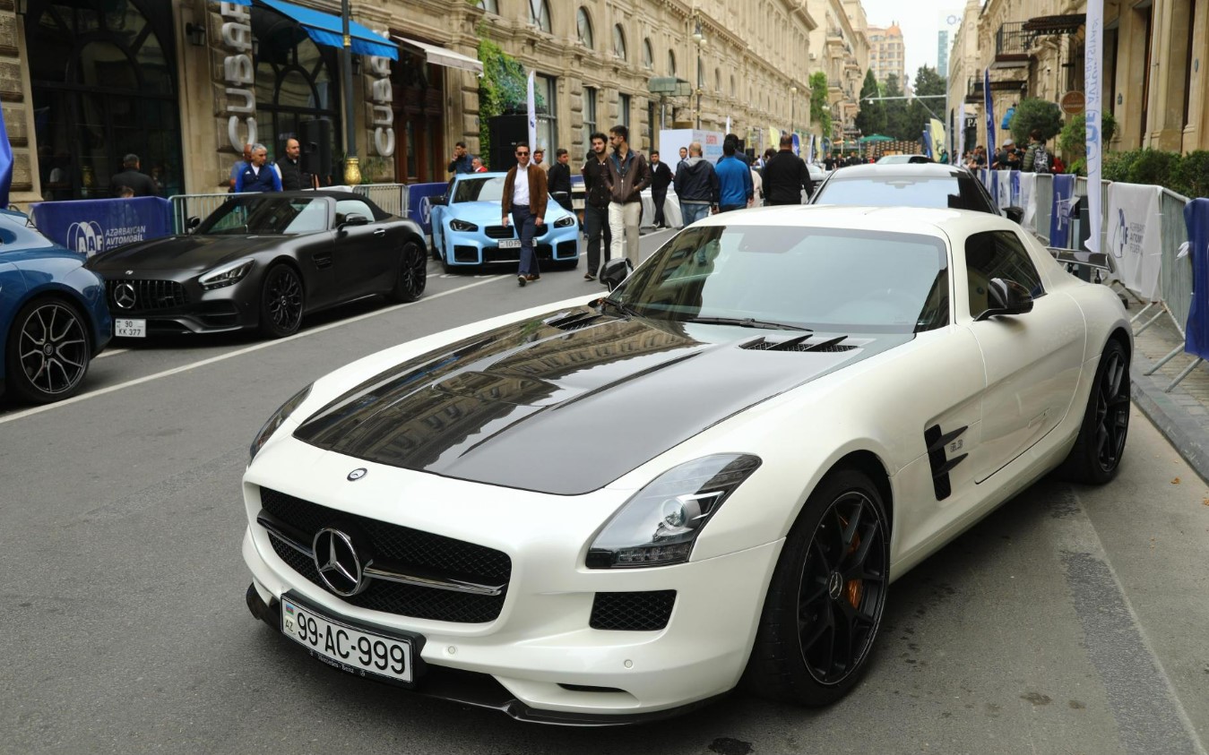 Скоростные автомобили и суперкары на улицах Баку