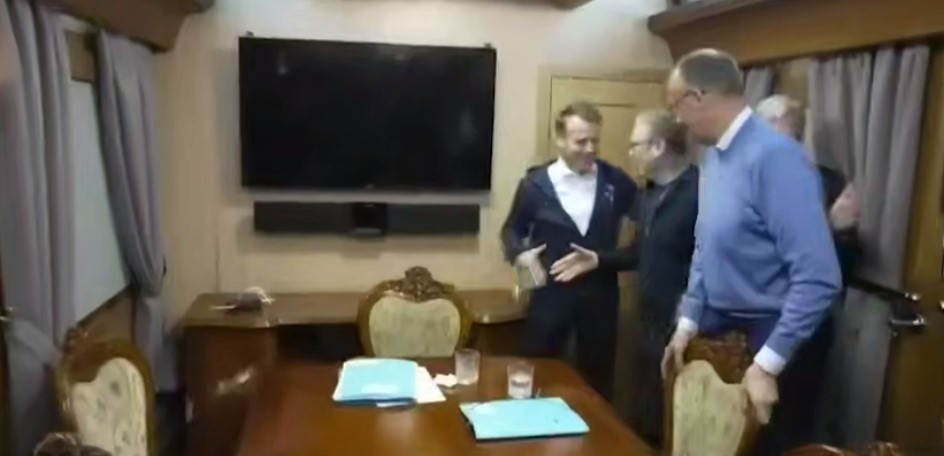 Пользователи Сети заподозрили Макрона и Мерца в употреблении наркотиков