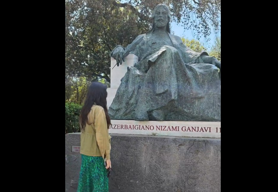 Лейла Алиева в римском парке, где находится памятник Низами