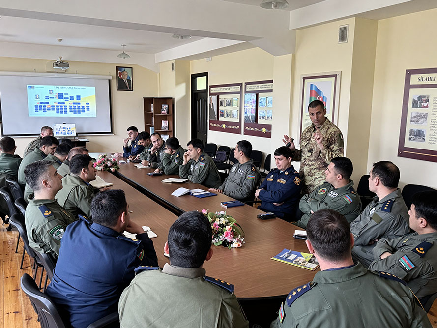 НАТО проводит в Баку курс для азербайджанских военных