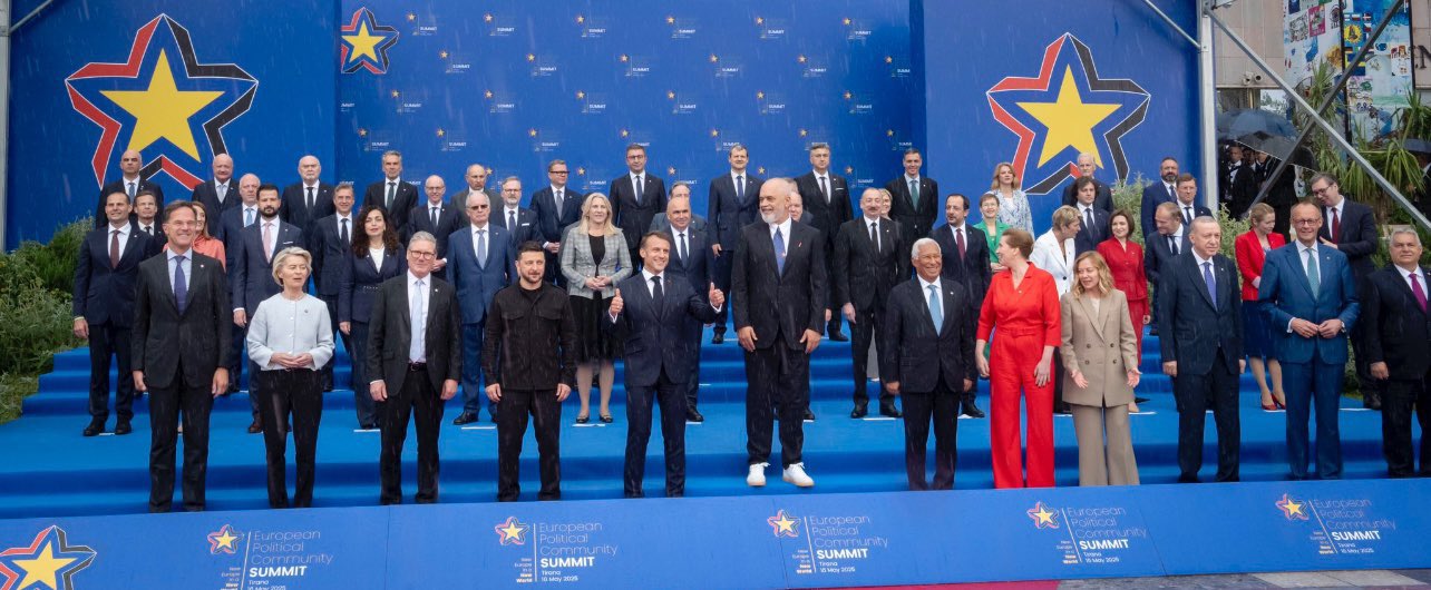 Во Франции Макрона назвали «придурком» за фотографию на саммите в Албании