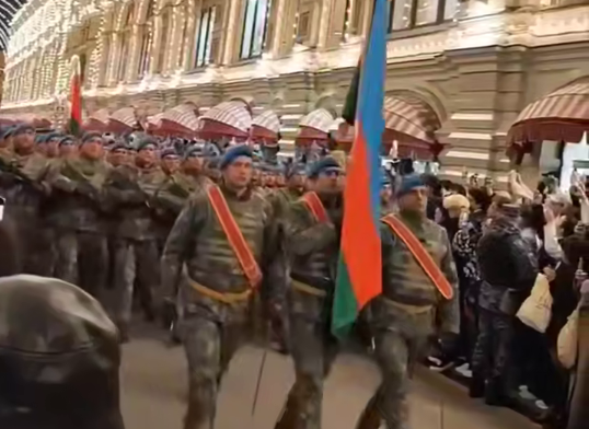 Азербайджанские военные на улицах Москвы: "Шехиды бессмертны! Родина неделима!"