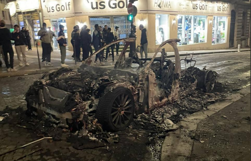 В Париже толпа футбольных фанатов сожгла врезавшийся в них автомобиль