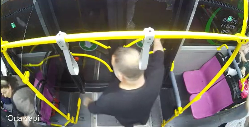 В Баку пьяный пассажир разбил стекло в двери автобуса