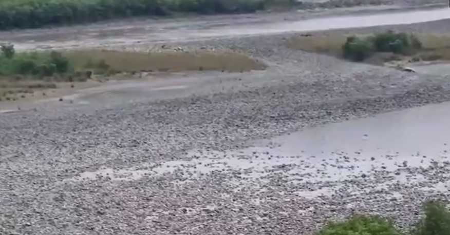 Резко упал уровень воды в реке, перекрытой Индией