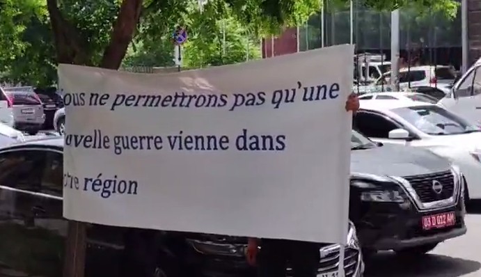 В Ереване начались акции против Франции