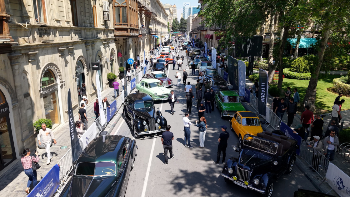 В Баку открылась выставка классических автомобилей
